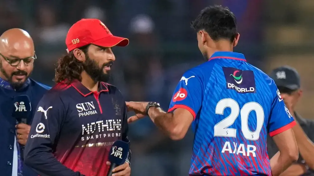 DC vs RCB IPL 2026: Bhuvneshwar Kumar and Josh Hazlewood Rattle Delhi Capitals' Top Order, Sends Netizens Into A Frenzy!